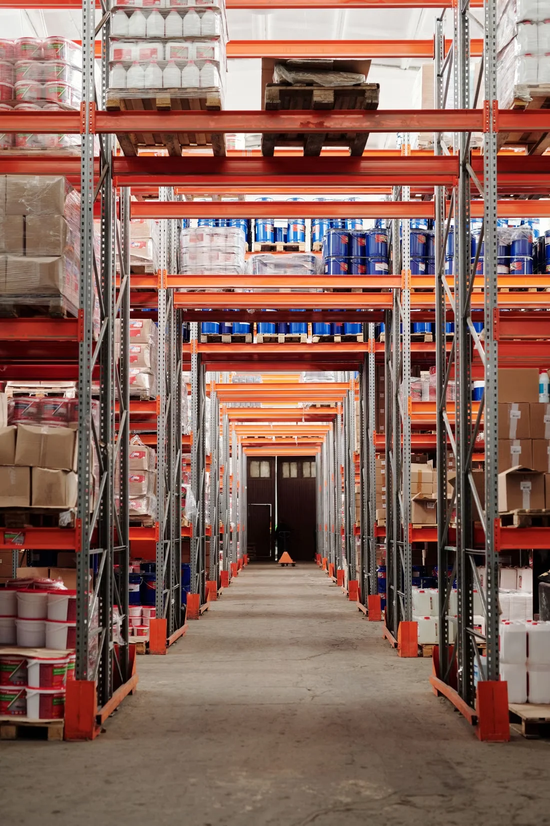 Pasillo de depósito con estanterías y mercadería